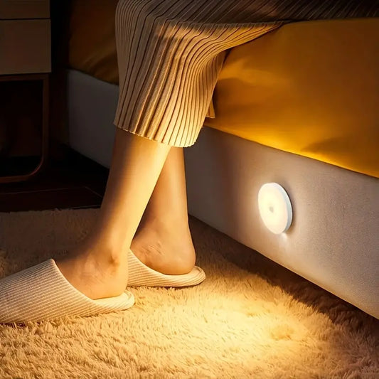 Žena ustaje iz kreveta uz automatsku LED lampu sa senzorom pokreta