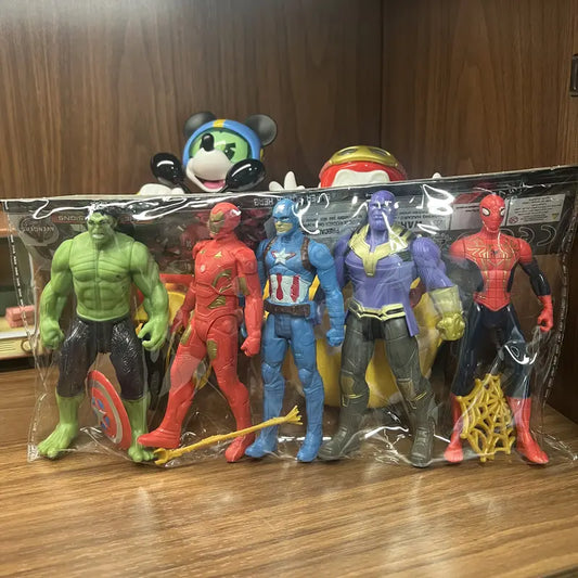 Set Marvel figurica sa 5 superheroja u providnom pakovanju – Hulk, Iron Man, Captain America, Thanos, Spider-Man