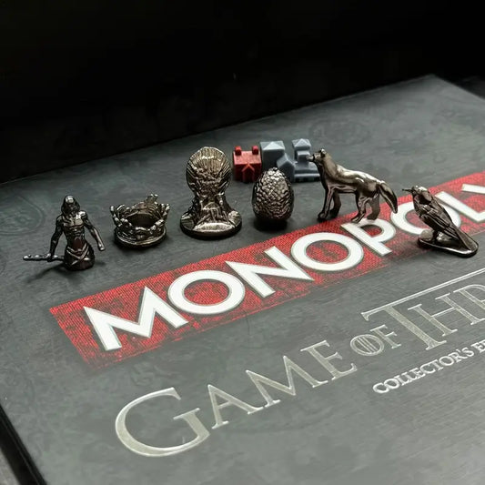 Detalji figurica i kartica iz Monopol Game of Thrones