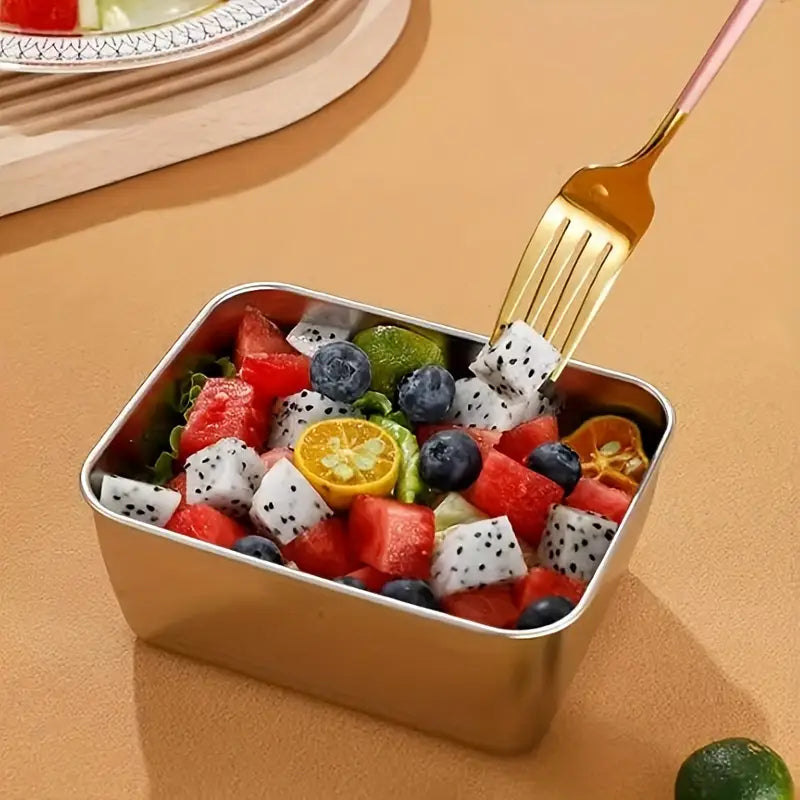 Voćna salata servirana u posudi od nerđajućeg čelika