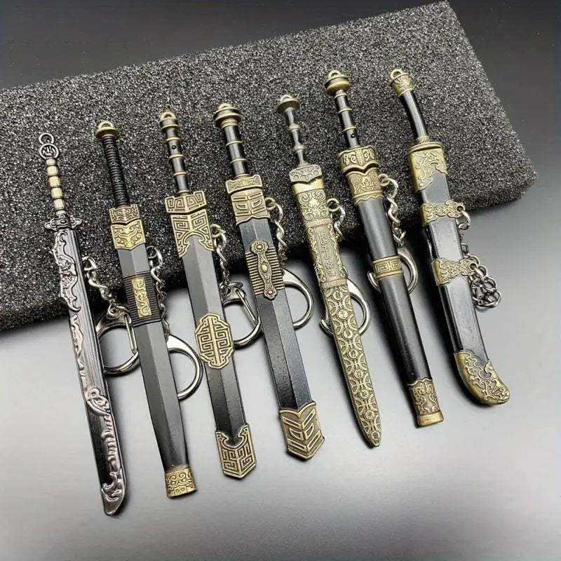 Set od 7 metalnih minijaturnih mačeva sa futrolama i lancima kao privesci
set-7-mini-maceva-privezak-metal
