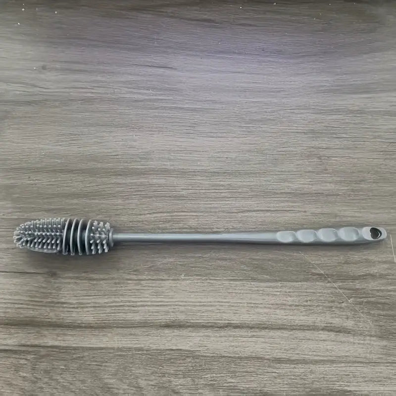 Pogled spreda na silikonsku četku sa dugom drškom