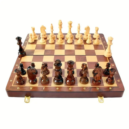 Šah set sa raspoređenim figurama na tabli