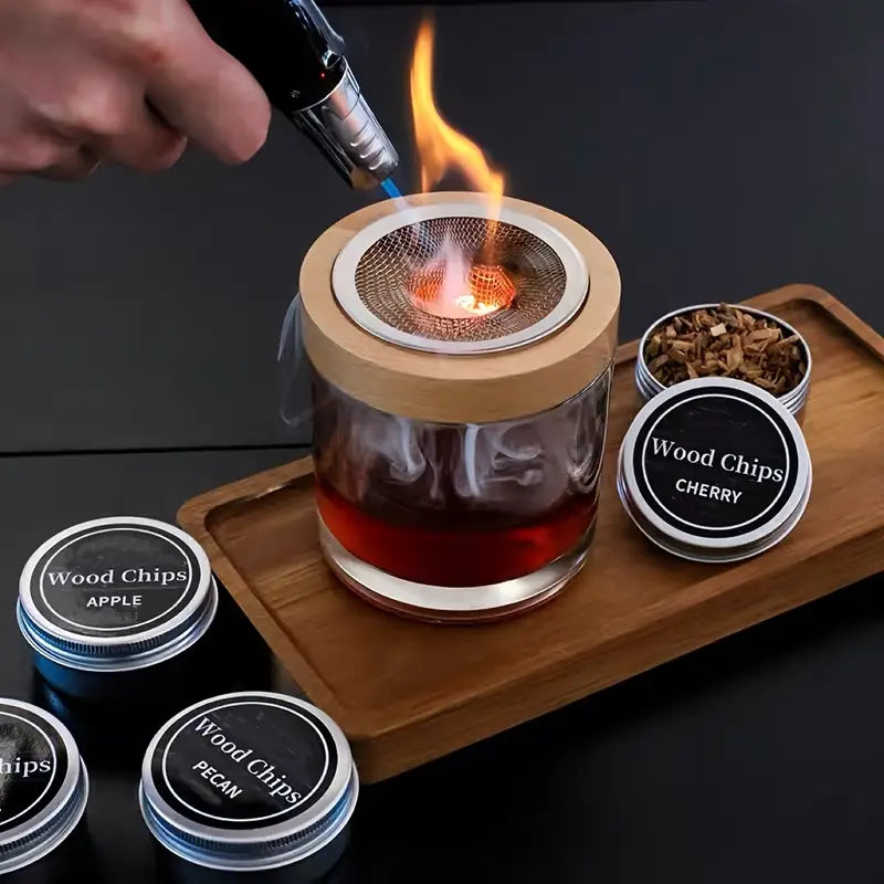 Upotreba smoker seta za viski sa plamenikom i mirisnim dimom iz čaše

