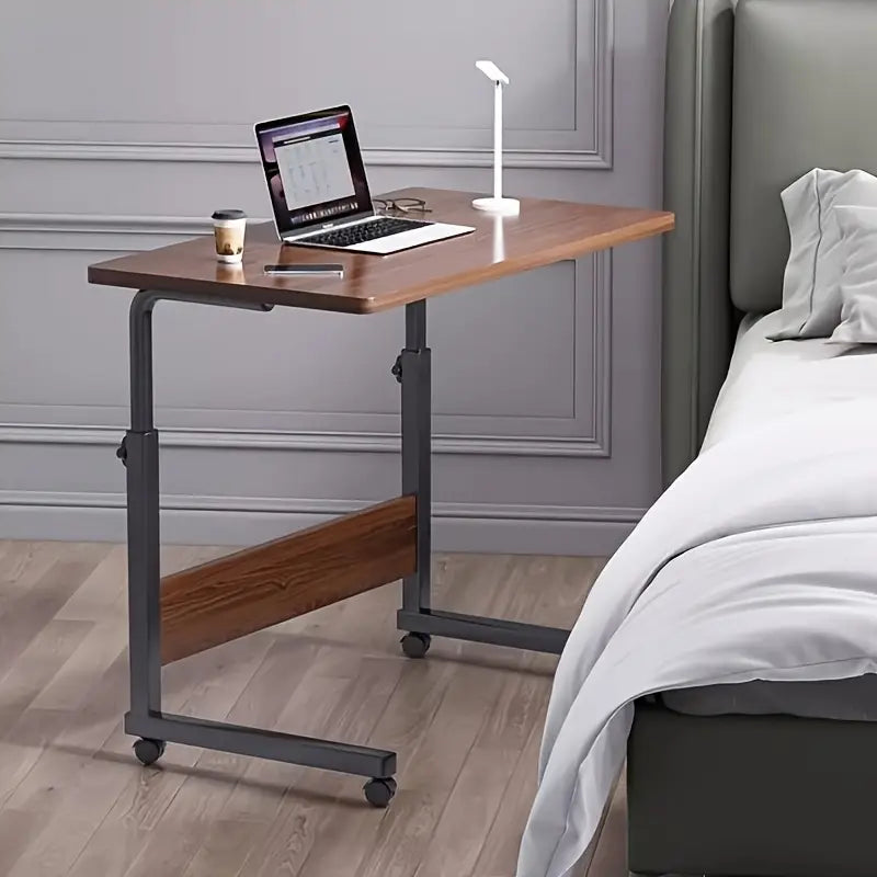 Tamni sto za laptop pored sofe – elegantna orahovina

